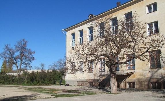Школьную библиотеку в Севастополе освободили от магазина
