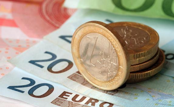 В России официальный курс евро упал на 2,2 рубля