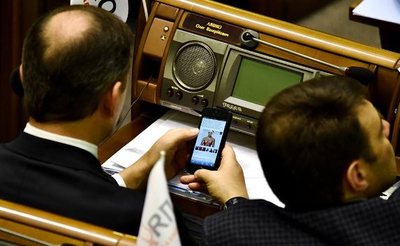 Олег Ляшко разглядывал фото голых мужчин на заседании Рады