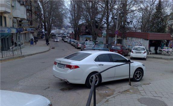 В Севастополе паркуются как хотят и где хотят