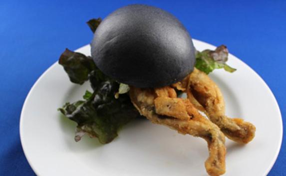 В Японии продают чёрные бургеры с лягушачьими лапками