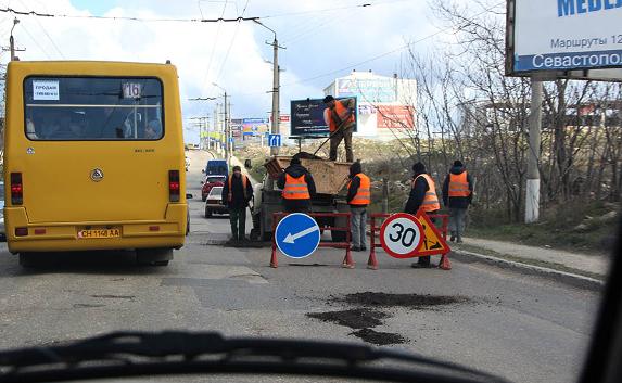 Севастопольские дорожники так суровы, что трамбуют асфальт ногами
