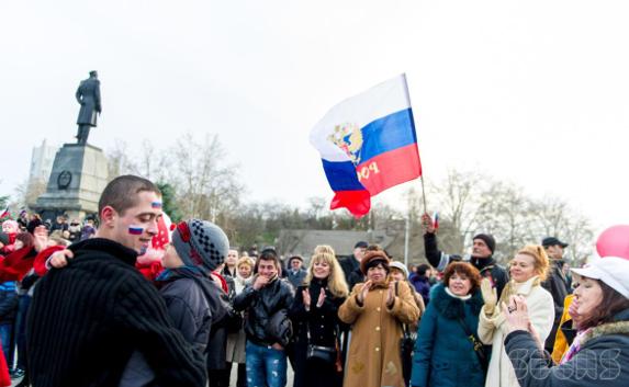 Воссоединение Крыма с Россией празднуют по всей стране