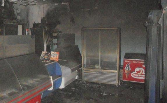 В Нахимовском районе тушили пожар в магазине продуктов
