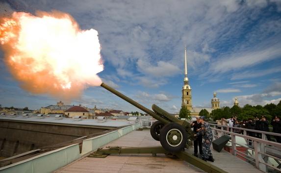 В Санкт-Петербурге стреляли в честь годовщины воссоединения с Крымом