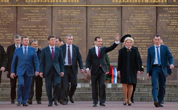 Медведев поздравил россиян с годовщиной возвращения Крыма в РФ