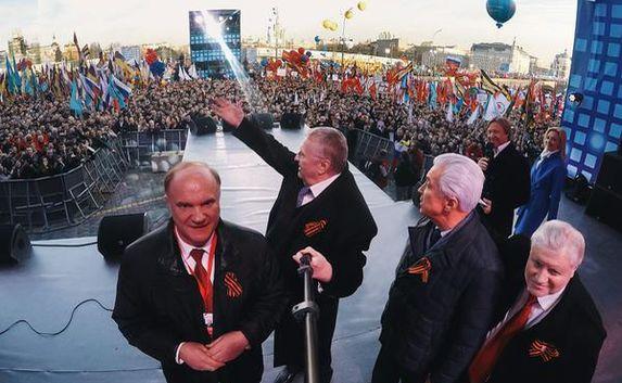 Жириновский сделал селфи на концерте-митинге в Москве