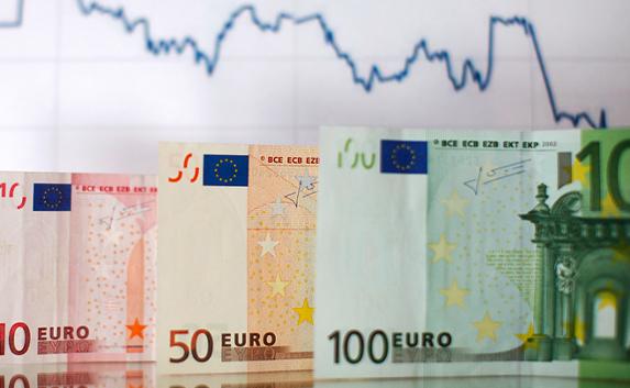 Курс евро впервые с декабря рухнул ниже 64 рублей