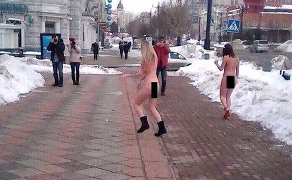 В Хабаровске девушки играли в снежки голышом