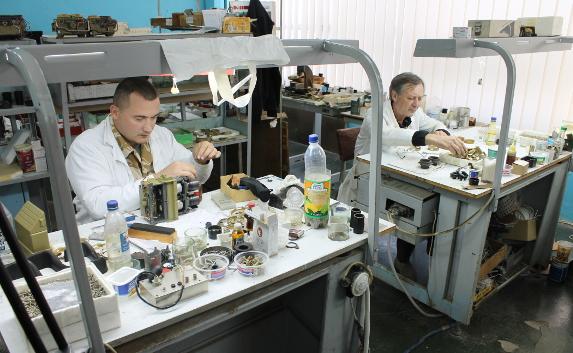 На оптическом заводе в Феодосии не платят зарплату с октября 2014 года