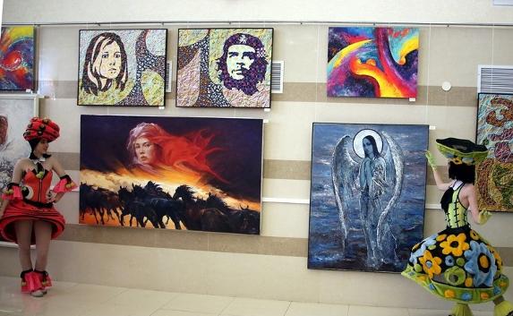 Портреты Поклонской и Че Гевары показали на выставке в Симферополе