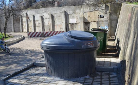 В Севастополе старые мусорные контейнеры заменяют современными