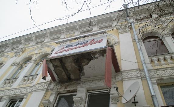 В центре Симферополя обвалилась часть балкона
