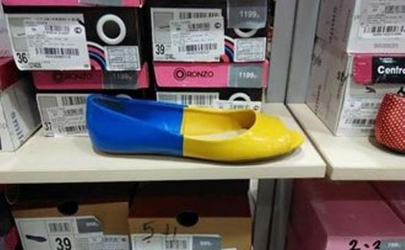 В Симферополе продают обувь в жёлто-голубых цветах