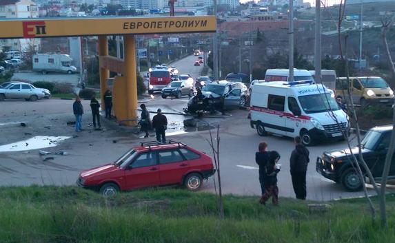 В Севастополе водитель BMW «без тормозов» влетел в заправку