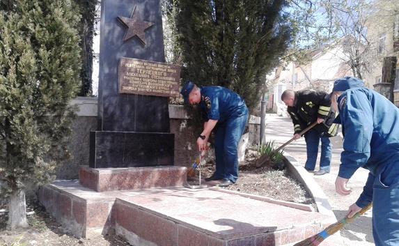 Спасатели облагородили ряд памятников в Севастополе 