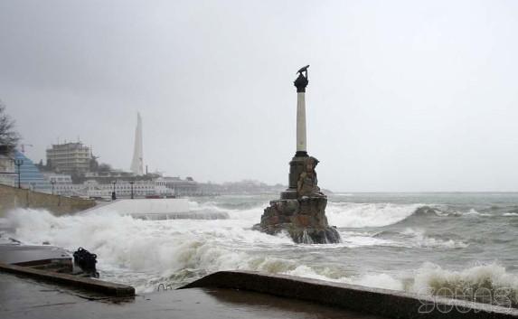 В Севастополе из-за волнения на море перекрыт рейд 