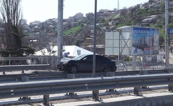 В Севастополе на железнодорожном мосту иномарка врезалась в ограду