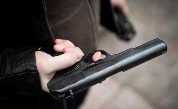 В Севастополе на остановке мужчина с пистолетом напал на супругов