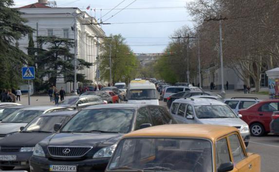 В центре Севастополя автомобилисты паркуются в два ряда