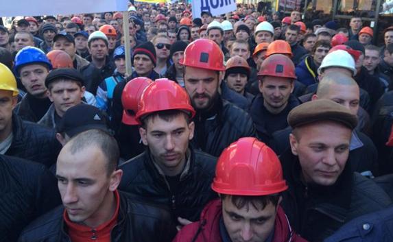 В Киеве шахтёры заблокировали администрацию Порошенко