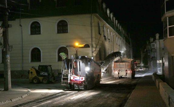Дороги в Симферополе ремонтируют и по ночам