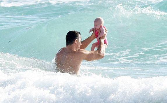 Владимир Кличко с пятимесячной дочкой резвится на пляже в Майами
