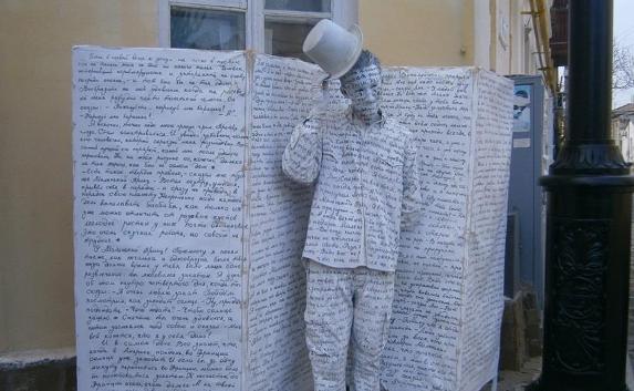 На улицах Евпатории «застыли» литературные персонажи