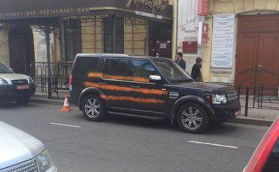 В Иркутске авто консульства Польши раскрасили под георгиевскую ленту