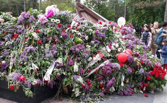 В Симферополе 9 мая Вечный огонь полностью скрыли цветами