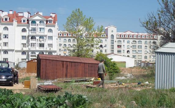 В Севастополе владельцы добровольно сносят гаражи