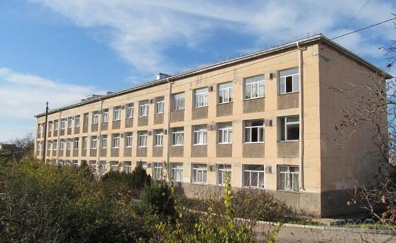 Несколько школ Севастополя обязали поставить заборы
