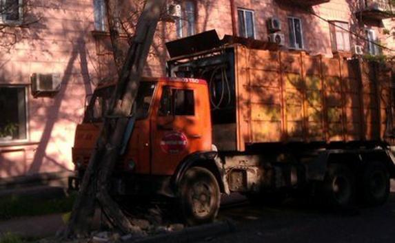 В Севастополе на Новороссийской мусоровоз протаранил столб