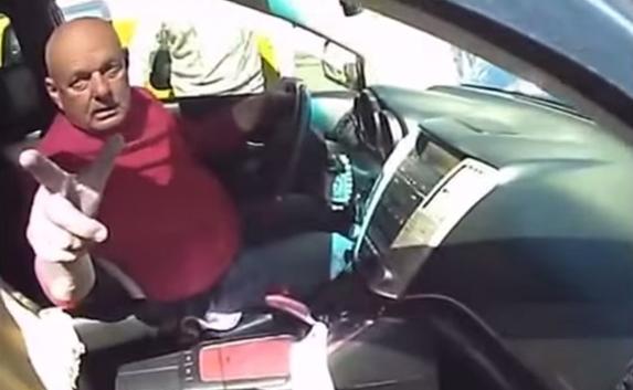 Севастопольцы пытались «выудить» из авто пьяного по виду водителя