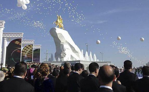 В Туркменистане установили позолоченный памятник президенту