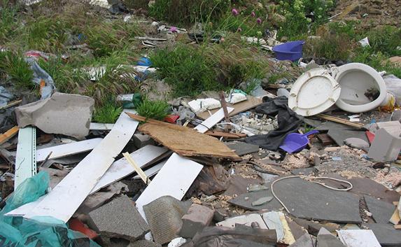 В Севастополе вновь выбрасывают мусор в неположенных местах
