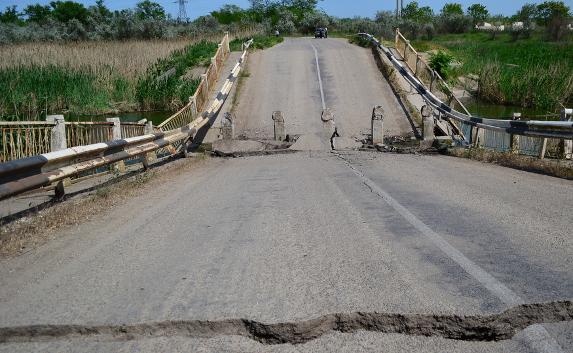 Обрушение моста в Джанкойском районе Крыма изолировало жителей