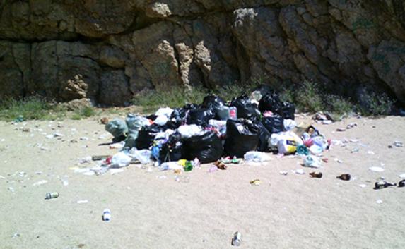 После субботника мусор с пляжа «Васили» не вывозят третью неделю