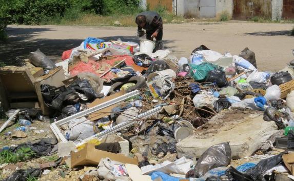 В Севастополе Максимова дача обрастает мусором