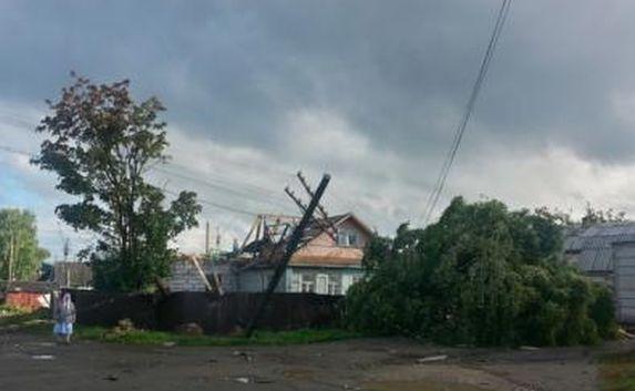 Непогода оставила дома в Крыму без крыш