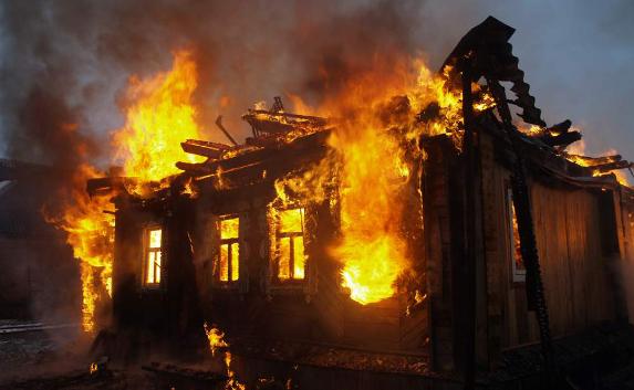 В Севастополе горят дачные домики
