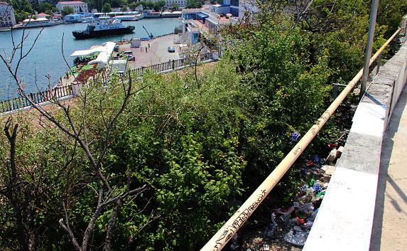 У обелиска в честь города-героя Севастополя устроили свалку мусора