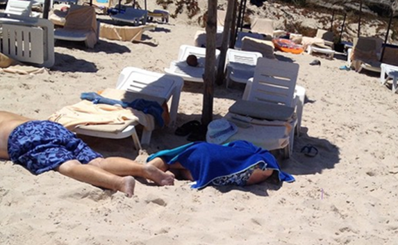 В Тунисе террористы устроили на пляже кровавую бойню