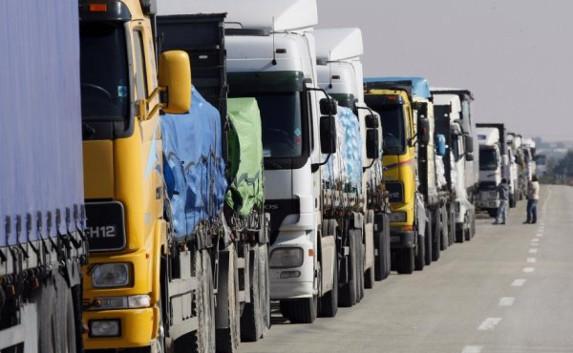 Украина возобновила пропуск грузовиков в Крым