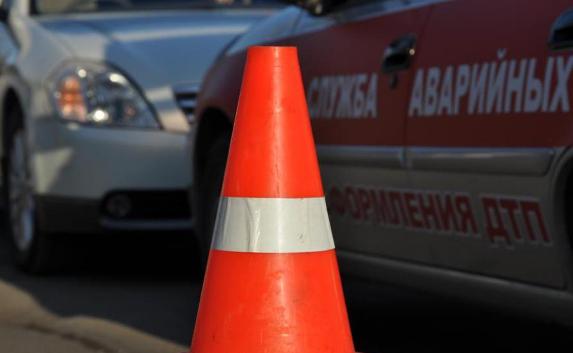 В Симферополе пьяный водитель врезался в столб, двое погибли