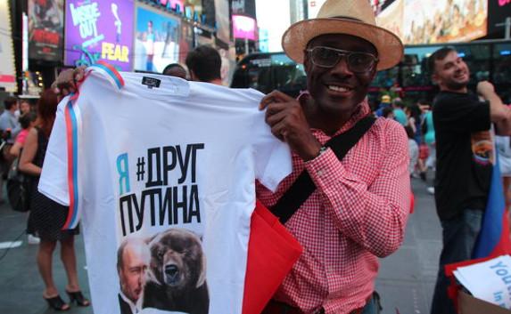 В Нью-Йорке раздали футболки с изображением Путина