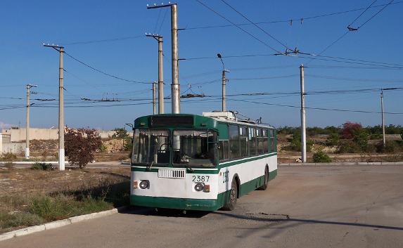 В Севастополе троллейбус и три машины образовали затор