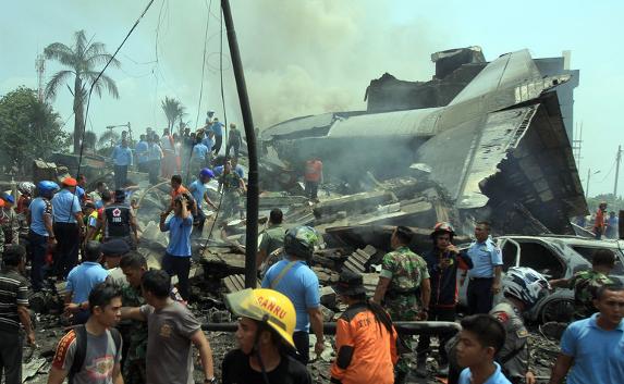 ​В Индонезии самолёт рухнул на отель