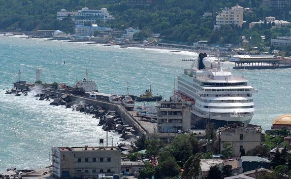 Директора Ялтинского порта обвиняют в злоупотреблении полномочиями