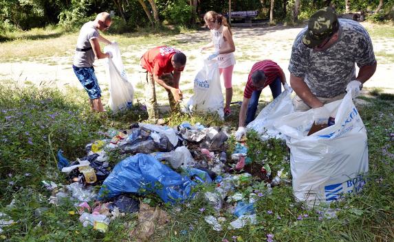 В Севастополе общественники очистили от мусора берег реки Чёрная